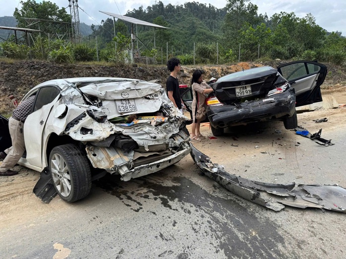 CLIP: Hiện trường tai nạn li&ecirc;n ho&agrave;n tr&ecirc;n cao tốc La Sơn - H&ograve;a Li&ecirc;n, 11 &ocirc; t&ocirc; hư hỏng - Ảnh 1.