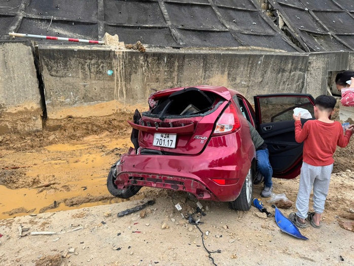CLIP: Hiện trường tai nạn li&ecirc;n ho&agrave;n tr&ecirc;n cao tốc La Sơn - H&ograve;a Li&ecirc;n, 11 &ocirc; t&ocirc; hư hỏng - Ảnh 2.