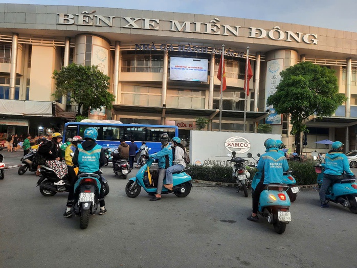 Người dân hối hả trở lại TPHCM chiều 4-1 - Ảnh 6.