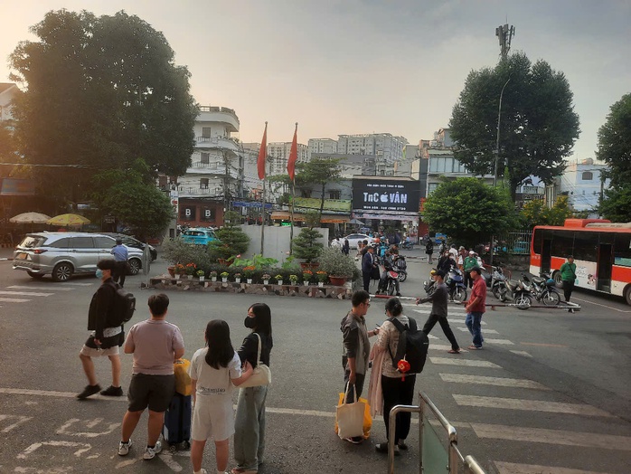 Người dân hối hả trở lại TPHCM chiều 4-1 - Ảnh 8.