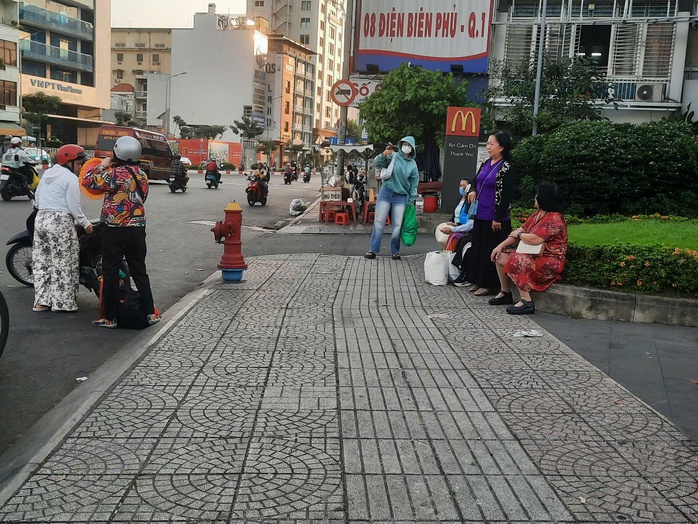 Người dân hối hả trở lại TPHCM chiều 4-1 - Ảnh 7.