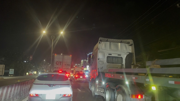 Lượng xe đổ về TPHCM qu&aacute; đ&ocirc;ng khiến ng&atilde; tư Đồng T&acirc;m ở Đồng Th&aacute;p &ugrave;n ứ nghi&ecirc;m trọng - Ảnh 1.