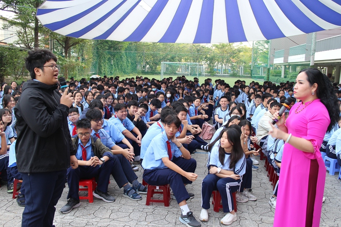 &ldquo;Gọi t&ecirc;n cảm x&uacute;c&rdquo; k&eacute;o con c&aacute;i đến gần thầy c&ocirc;, cha mẹ - Ảnh 1.