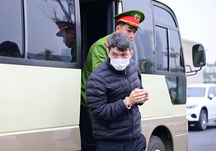 Hai cựu Cục trưởng Cục An to&agrave;n thực phẩm Nguyễn Thanh Phong, Trần Việt Nga c&ugrave;ng hầu t&ograve;a - Ảnh 3.