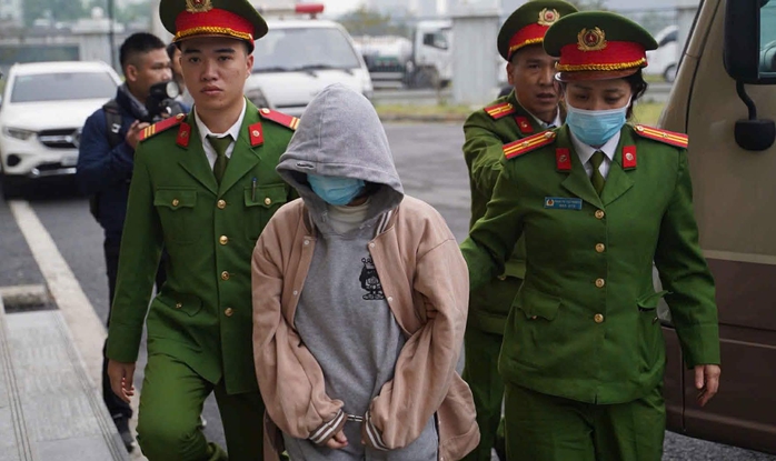 Hai cựu Cục trưởng Cục An to&agrave;n thực phẩm Nguyễn Thanh Phong, Trần Việt Nga c&ugrave;ng hầu t&ograve;a - Ảnh 2.