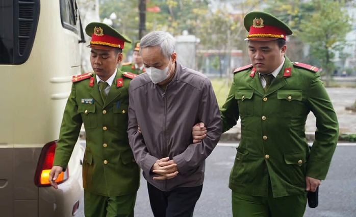 Hai cựu Cục trưởng Cục An to&agrave;n thực phẩm Nguyễn Thanh Phong, Trần Việt Nga c&ugrave;ng hầu t&ograve;a - Ảnh 4.