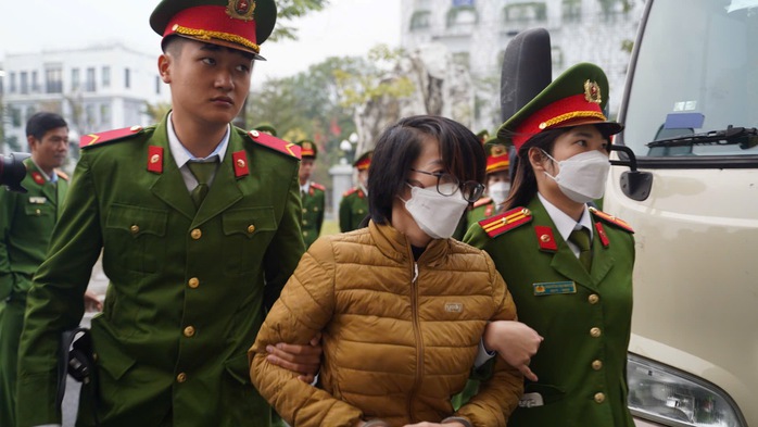 Hai cựu Cục trưởng Cục An to&agrave;n thực phẩm Nguyễn Thanh Phong, Trần Việt Nga c&ugrave;ng hầu t&ograve;a - Ảnh 5.