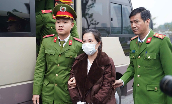 Hai cựu Cục trưởng Cục An to&agrave;n thực phẩm Nguyễn Thanh Phong, Trần Việt Nga c&ugrave;ng hầu t&ograve;a - Ảnh 7.