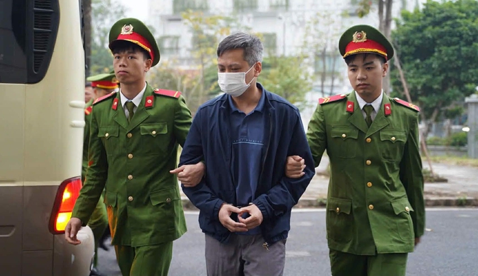 Hai cựu Cục trưởng Cục An to&agrave;n thực phẩm Nguyễn Thanh Phong, Trần Việt Nga c&ugrave;ng hầu t&ograve;a - Ảnh 8.