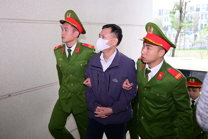 Hai cựu Cục trưởng Cục An to&agrave;n thực phẩm Nguyễn Thanh Phong, Trần Việt Nga c&ugrave;ng hầu t&ograve;a - Ảnh 9.