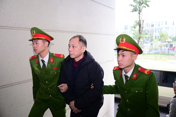 Hai cựu Cục trưởng Cục An to&agrave;n thực phẩm Nguyễn Thanh Phong, Trần Việt Nga c&ugrave;ng hầu t&ograve;a - Ảnh 11.