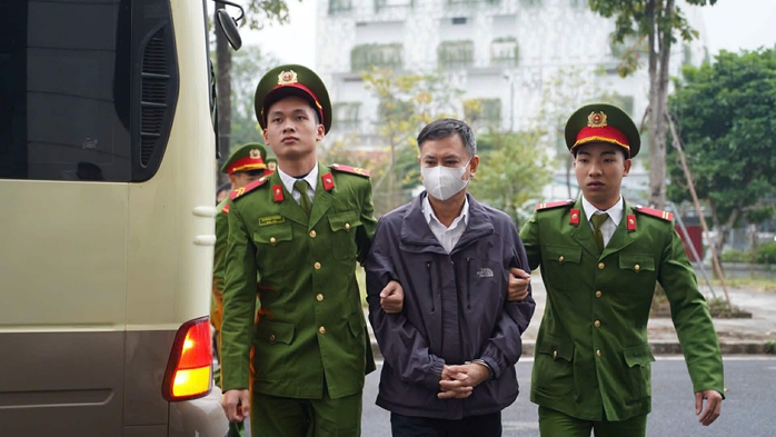 Hai cựu Cục trưởng Cục An to&agrave;n thực phẩm Nguyễn Thanh Phong, Trần Việt Nga c&ugrave;ng hầu t&ograve;a - Ảnh 12.