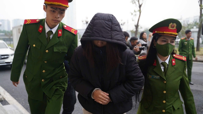 Hai cựu Cục trưởng Cục An to&agrave;n thực phẩm Nguyễn Thanh Phong, Trần Việt Nga c&ugrave;ng hầu t&ograve;a - Ảnh 14.