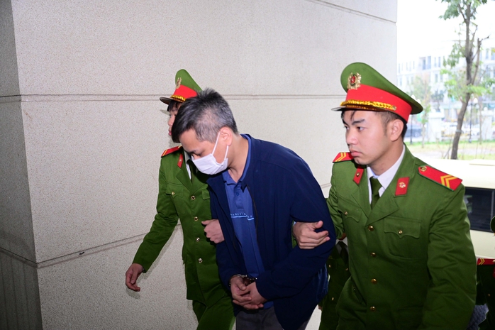 Hai cựu Cục trưởng Cục An to&agrave;n thực phẩm Nguyễn Thanh Phong, Trần Việt Nga c&ugrave;ng hầu t&ograve;a - Ảnh 15.