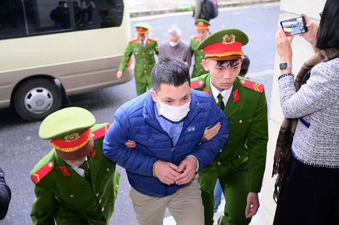 Hai cựu Cục trưởng Cục An to&agrave;n thực phẩm Nguyễn Thanh Phong, Trần Việt Nga c&ugrave;ng hầu t&ograve;a - Ảnh 16.