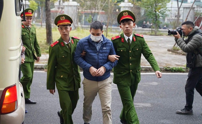 Hai cựu Cục trưởng Cục An to&agrave;n thực phẩm Nguyễn Thanh Phong, Trần Việt Nga c&ugrave;ng hầu t&ograve;a - Ảnh 17.