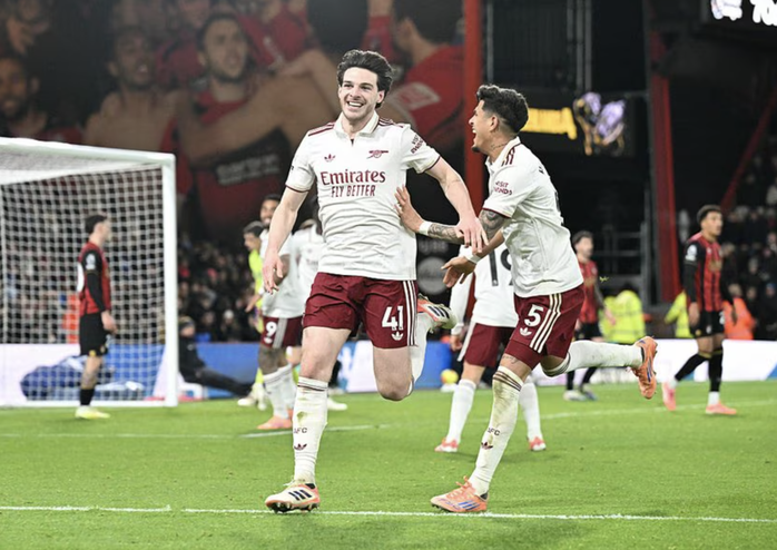 N&oacute;ng bảng xếp hạng Ngoại hạng Anh: Arsenal bứt tốc, d&agrave;n "đại gia" sẩy ch&acirc;n - Ảnh 4.