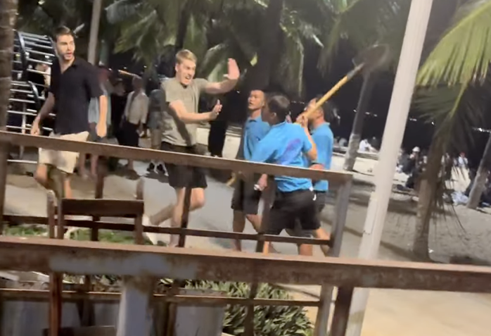 Xin lỗi, kỷ luật nh&acirc;n vi&ecirc;n v&igrave; d&ugrave;ng xẻng "dọa" kh&aacute;ch nước ngo&agrave;i ở Nha Trang - Ảnh 1.