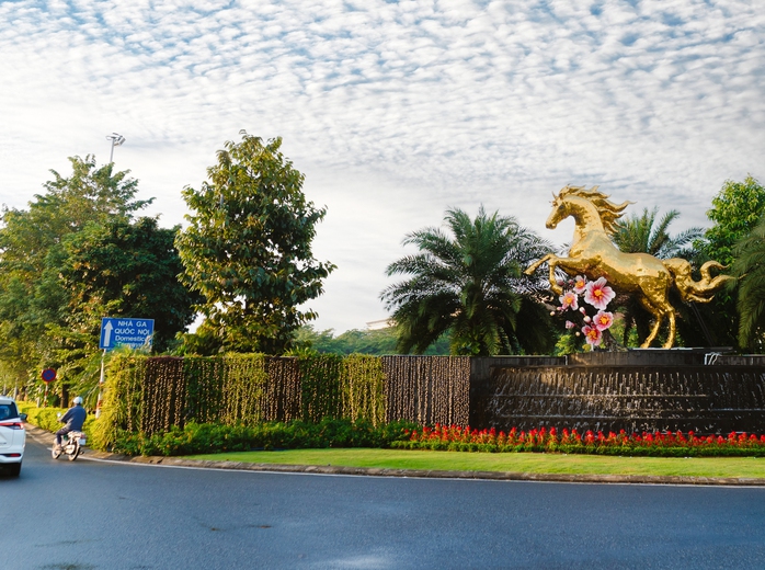 Nghệ nhân Đinh Văn Tâm ra mắt linh vật ngựa vàng tại Sân bay Đà Nẵng - Ảnh 2.