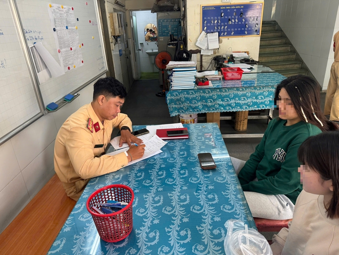 CSGT TPHCM tịch thu xe SH v&igrave; h&agrave;nh vi bu&ocirc;ng hai tay tr&ecirc;n cầu Ba Son - Ảnh 1.