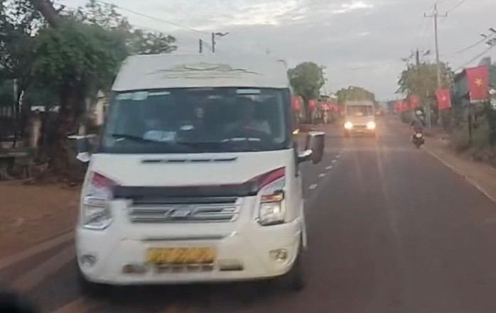 Gia Lai: Phạt nặng 3 t&agrave;i xế vụ tạt đầu xe do tranh gi&agrave;nh kh&aacute;ch tr&ecirc;n Quốc lộ 14C - Ảnh 1.