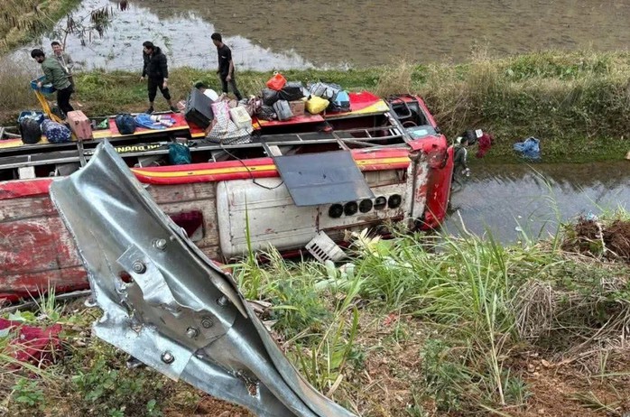 Vụ lật xe kh&aacute;ch khiến 11 người bị thương: T&agrave;i xế buồn ngủ - Ảnh 1.