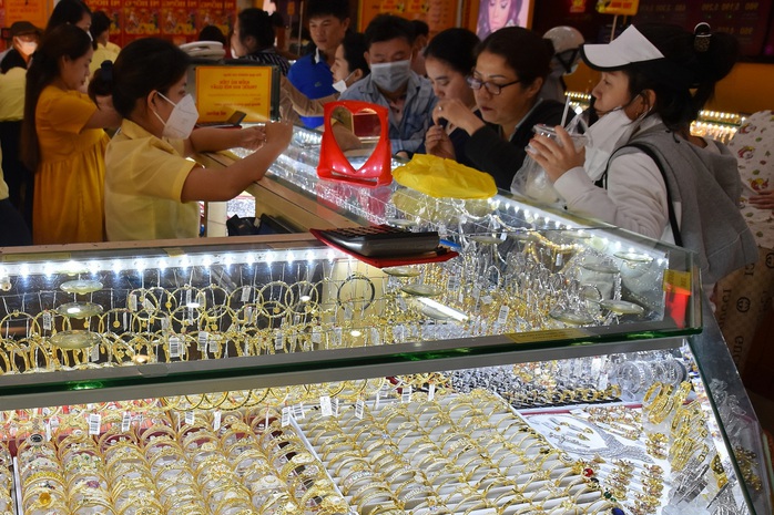 Giá vàng hôm nay 6-1: Giá vàng thế giới tăng 121 USD - Ảnh 1.