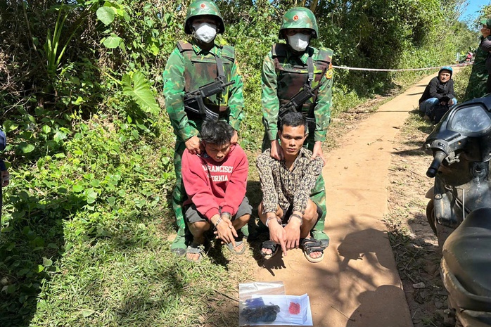 Bắt nh&oacute;m thanh ni&ecirc;n l&agrave;m chuyện phi ph&aacute;p ở bi&ecirc;n giới - Ảnh 1.