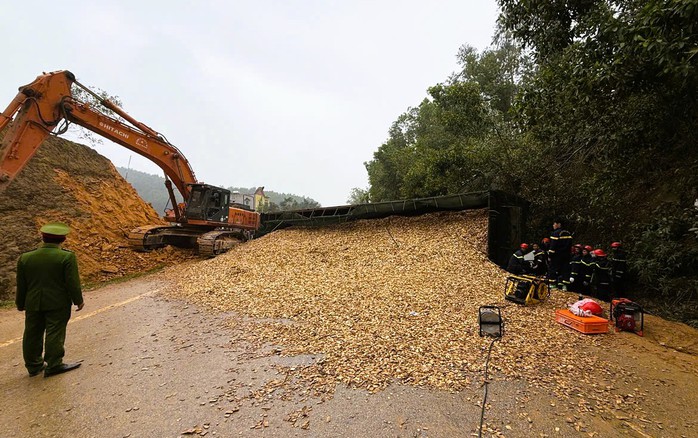 Xe đầu k&eacute;o lật đ&egrave; tr&uacute;ng &ocirc; t&ocirc; chở 4 người, l&aacute;i xe con tử vong - Ảnh 1.