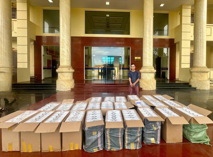 Cảnh s&aacute;t bắt xe &ocirc; t&ocirc; chở h&agrave;ng cấm với số lượng lớn tại Quảng Trị - Ảnh 1.