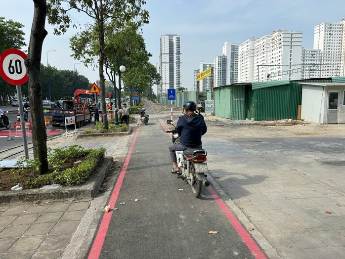 Xử phạt xe máy đi vào làn xe đạp trên đại lộ Mai Chí Thọ: Bị ghi hình nghiêm ngặt - Ảnh 1. Xử phạt xe máy đi vào làn xe đạp trên đại lộ Mai Chí Thọ: Bị ghi hình nghiêm ngặt - Ảnh 1.