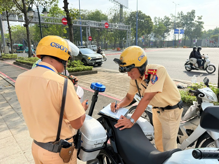 Xử phạt xe máy đi vào làn xe đạp trên đại lộ Mai Chí Thọ: Bị ghi hình nghiêm ngặt - Ảnh 3. Xử phạt xe máy đi vào làn xe đạp trên đại lộ Mai Chí Thọ: Bị ghi hình nghiêm ngặt - Ảnh 3.