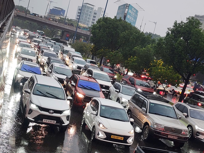 &Ocirc; t&ocirc; "phơi bụng" tr&ecirc;n đại lộ V&otilde; Văn Kiệt, giao th&ocirc;ng &ugrave;n tắc - Ảnh 1.