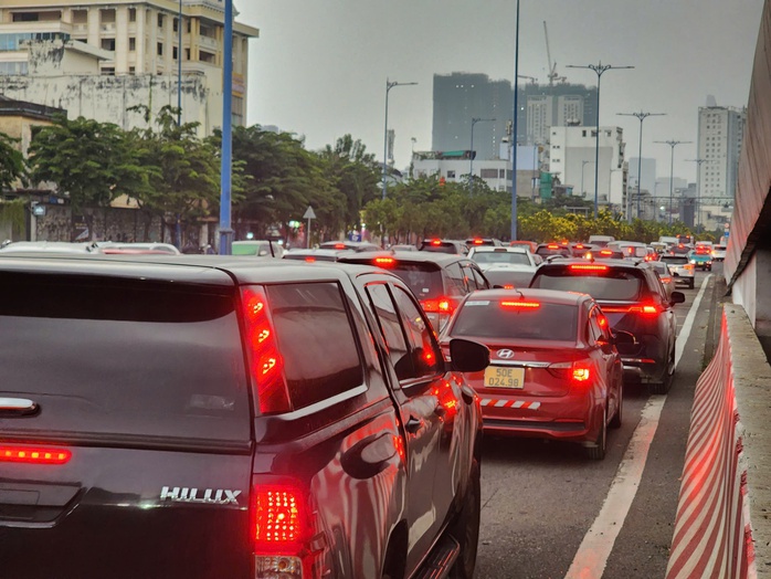 &Ocirc; t&ocirc; "phơi bụng" tr&ecirc;n đại lộ V&otilde; Văn Kiệt, giao th&ocirc;ng &ugrave;n tắc - Ảnh 2.