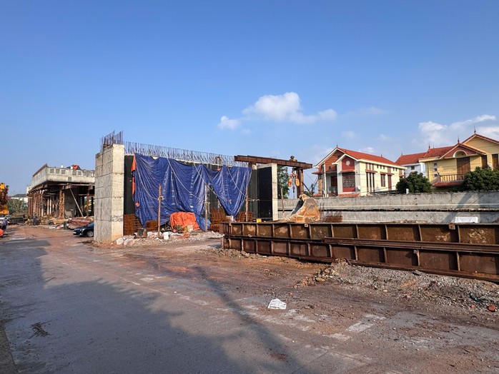 Dự &aacute;n cầu vượt đường sắt Đồng Hới c&ograve;n nhiều vướng mắc - Ảnh 1.