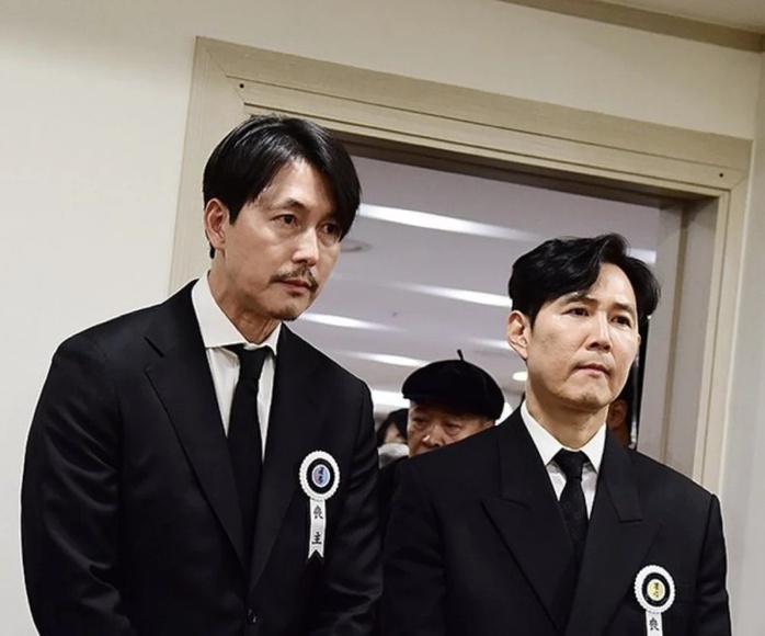 Tài tử Lee Jung-Jae, Jung Woo-sung túc trực đám tang của Ahn Sung-ki - Ảnh 1.