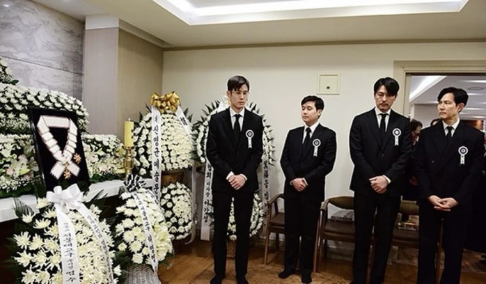 Tài tử Lee Jung-Jae, Jung Woo-sung túc trực đám tang của Ahn Sung-ki - Ảnh 5.