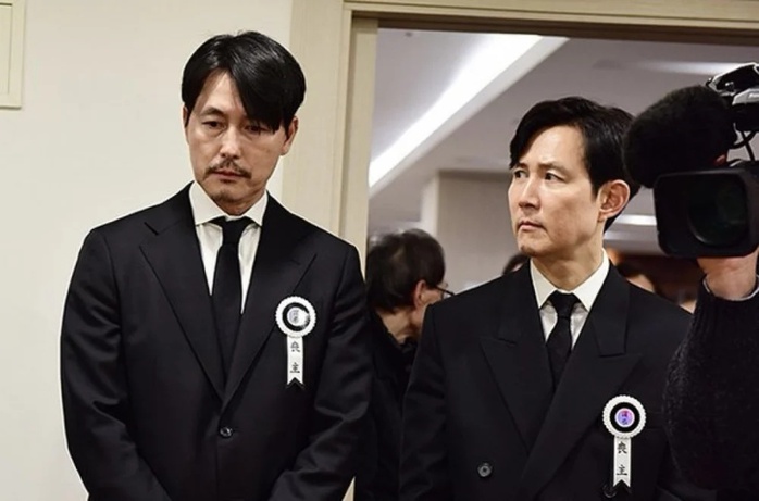 Tài tử Lee Jung-Jae, Jung Woo-sung túc trực đám tang của Ahn Sung-ki - Ảnh 2.