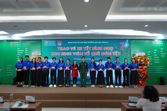 Trường ĐH Đ&ocirc;ng &Aacute; d&agrave;nh hơn 1,7 tỉ đồng hỗ trợ sinh vi&ecirc;n v&agrave; b&agrave; con v&ugrave;ng lũ - Ảnh 1.