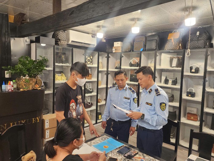 Phát hiện hàng trăm túi xách giả ở Hội An: Tình hình buôn bán hàng giả đang gia tăng - Ảnh 1. Phát hiện hàng trăm túi xách giả ở Hội An: Tình hình buôn bán hàng giả đang gia tăng - Ảnh 1.