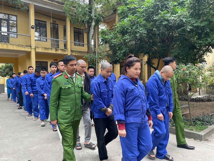 Đối tượng có 2 lệnh truy nã đặc biệt, cầm đầu nhóm tội phạm chuyên lừa đảo và đánh bạc quy mô 9.300 tỉ - Ảnh 2.