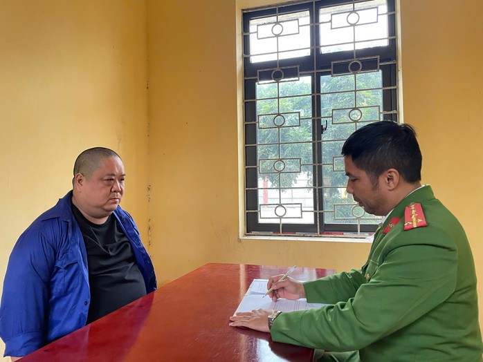 Đối tượng có 2 lệnh truy nã đặc biệt, cầm đầu nhóm tội phạm chuyên lừa đảo và đánh bạc quy mô 9.300 tỉ - Ảnh 1.