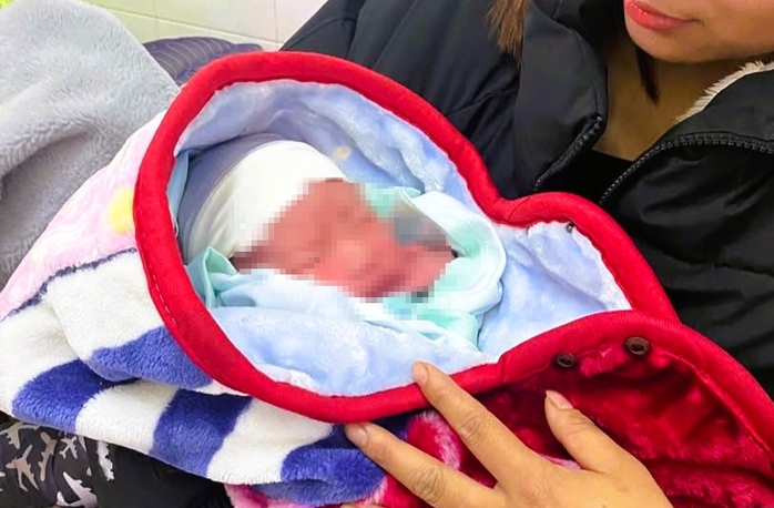 Tìm người thân trẻ sơ sinh bị bỏ rơi trong tiết trời giá rét ở Thanh Hóa - Ảnh 1.