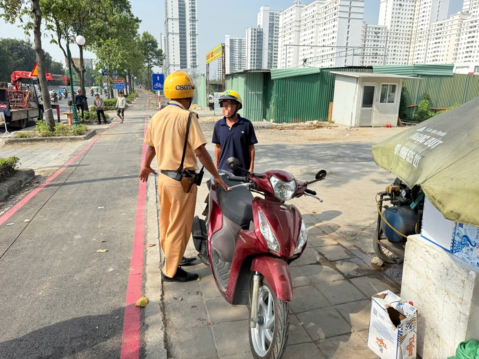 Xử phạt xe máy đi vào làn xe đạp trên đại lộ Mai Chí Thọ: Bị ghi hình nghiêm ngặt - Ảnh 2. Xử phạt xe máy đi vào làn xe đạp trên đại lộ Mai Chí Thọ: Bị ghi hình nghiêm ngặt - Ảnh 2.