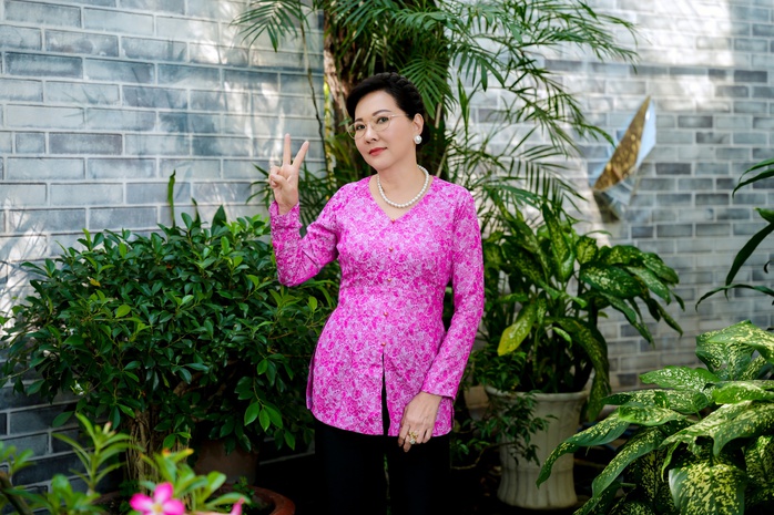 Diễn viên Phương Dung tiết lộ "áo vía" từ cả trăm áo bà ba đủ màu - Ảnh 1.