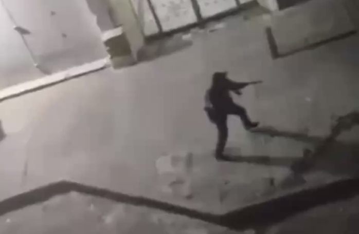 "Tiếng s&uacute;ng nổ dữ dội" gần dinh tổng thống Venezuela - Ảnh 1.