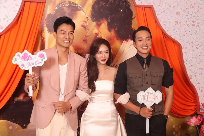 Khả Ng&acirc;n duy&ecirc;n d&aacute;ng tặng c&agrave;nh đ&agrave;o cho đạo diễn Ấn Độ - Ảnh 16.