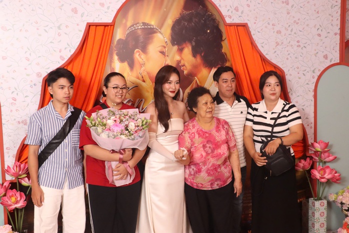 Khả Ng&acirc;n duy&ecirc;n d&aacute;ng tặng c&agrave;nh đ&agrave;o cho đạo diễn Ấn Độ - Ảnh 12.