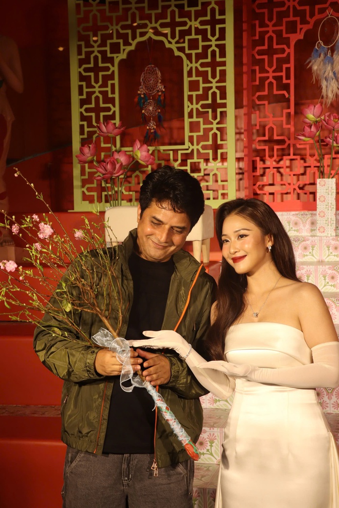 Khả Ng&acirc;n duy&ecirc;n d&aacute;ng tặng c&agrave;nh đ&agrave;o cho đạo diễn Ấn Độ - Ảnh 7.