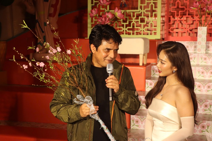 Khả Ng&acirc;n duy&ecirc;n d&aacute;ng tặng c&agrave;nh đ&agrave;o cho đạo diễn Ấn Độ - Ảnh 4.